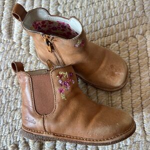 Clark’s leather toddler girls boots size 6